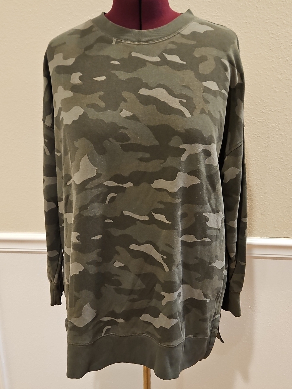 Old Navy Women's Olive Green Camo Crewneck Sweatshirt